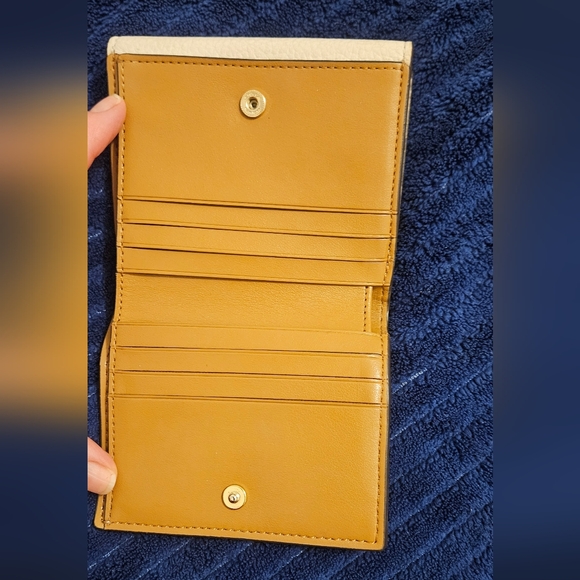 COACH GEORGIE SMALL PEBBLED LEATHER TRIFOLD WALLET IN CHALK WHITE - Picture 4 of 10